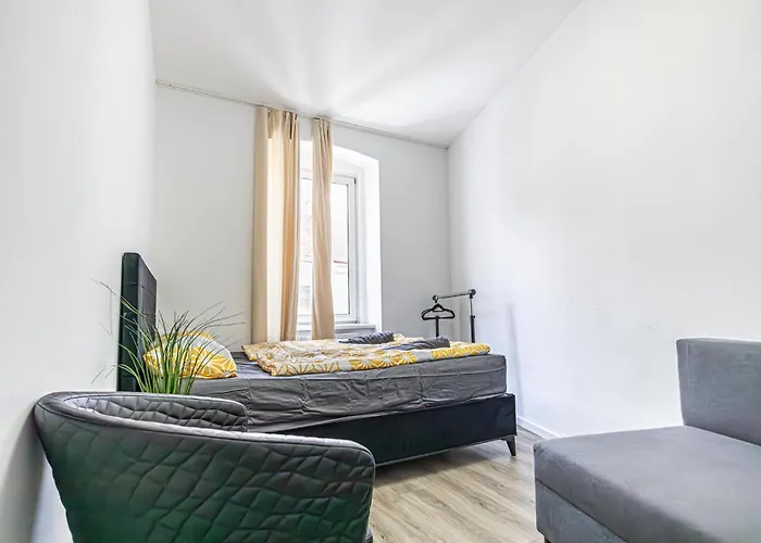 אכסניה Near Schoenbrunn - Economy In Shared At Meidling Train Station *