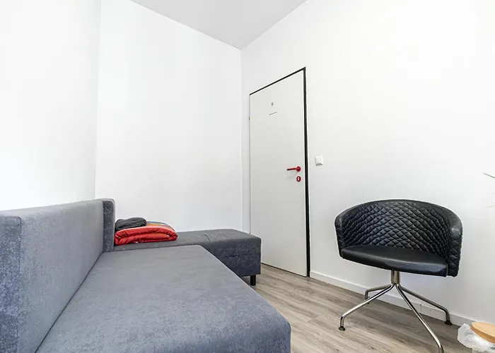 Near Schoenbrunn - Economy In Shared At Meidling Train Station אכסניה *