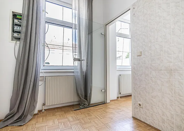 אכסניה Near Schoenbrunn - Economy In Shared At Meidling Train Station *