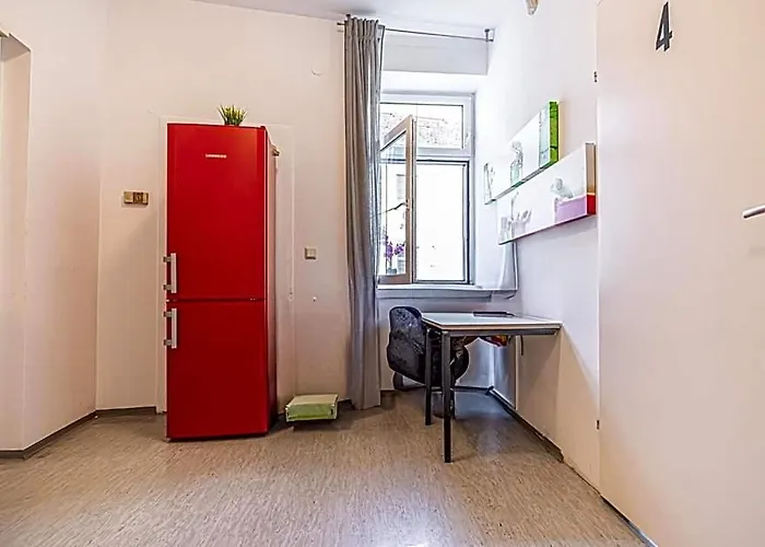 אכסניה Near Schoenbrunn - Economy In Shared At Meidling Train Station *